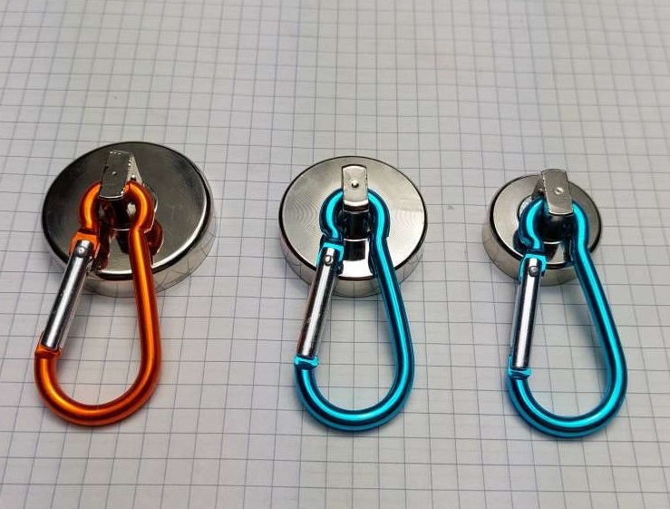 Uchwyt magnetyczny z karabińczykiem aluminiowym.