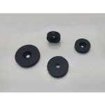 Magnesy neodymowe z otworem pod wkręt w gumie