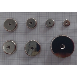 UM H32x8 Uchwyt magnetyczny neodymowy w obudowie z gwintem przelotowym wewnętrznym M5 / N38