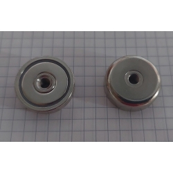 UM H25x8 Uchwyt magnetyczny neodymowy w obudowie z gwintem przelotowym wewnętrznym M5 / N38
