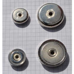 UM H32x8 Uchwyt magnetyczny neodymowy w obudowie z gwintem przelotowym wewnętrznym M5 / N38