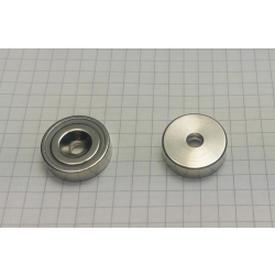 UM A20L NI N42 Uchwyt magnetyczny neodymowy z otworem pod wkręt ze stożkiem.